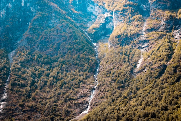 Uma cachoeira em um vale com árvores ao lado
