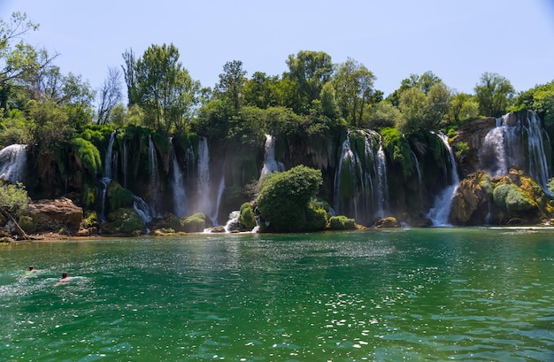 Uma cachoeira muito pitoresca está no Parque Nacional de Kravice, na Bósnia e Herzegovina