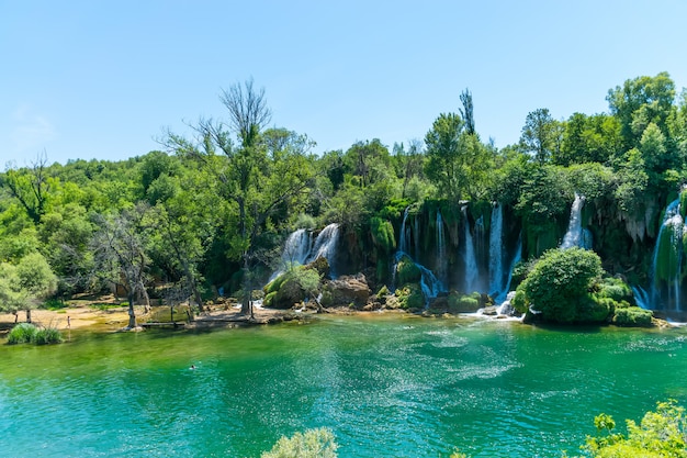 Uma cachoeira muito pitoresca fica no Parque Nacional Kravice, na Bósnia e Herzegovina.