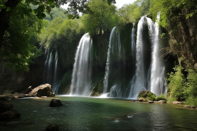 Uma cachoeira na floresta com árvores e um fundo verde