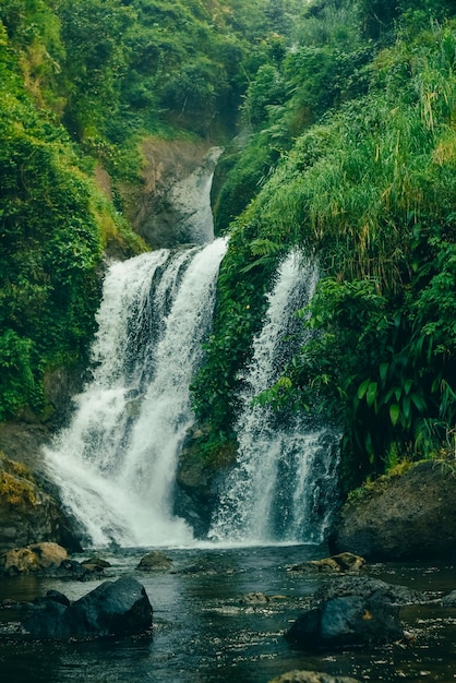 Uma cachoeira na Indonésia