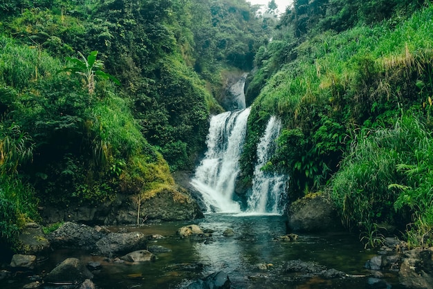 Uma cachoeira na Indonésia