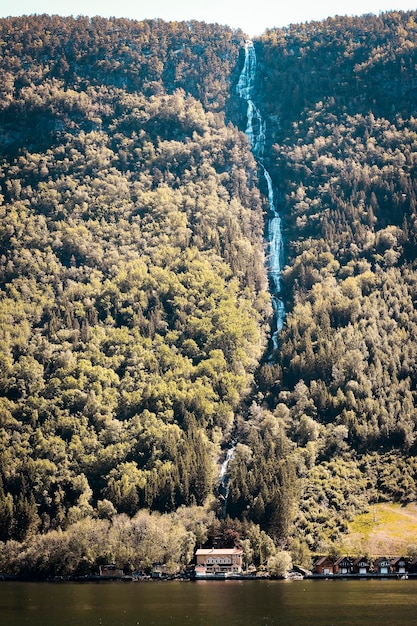 Uma cachoeira nas montanhas