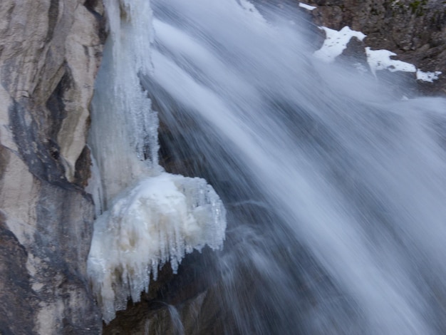 Uma cachoeira no inverno com gelo nas rochas