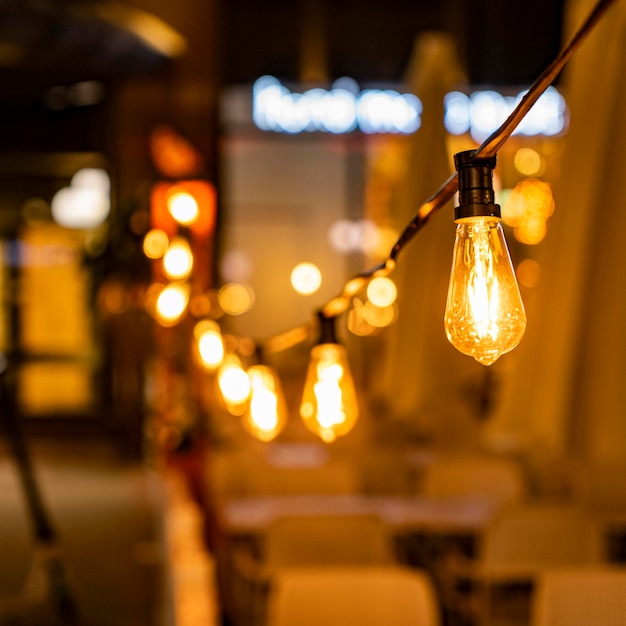 uma cadeia de luzes que estão penduradas numa corda