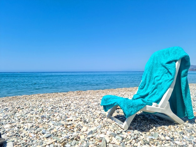 Uma cadeira solitária na praia