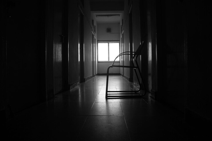 Foto uma cadeira vazia no corredor.