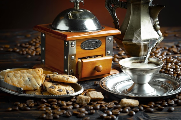 Uma cafeteira com uma cafeteira e uma cafeteira com grãos de café.