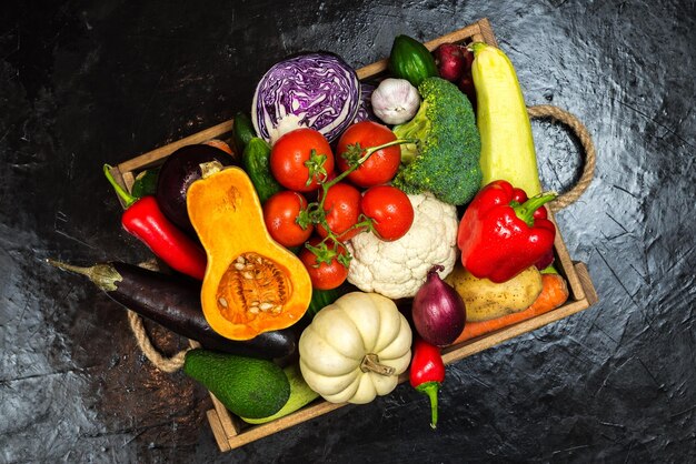 Foto uma caixa de legumes em uma mesa