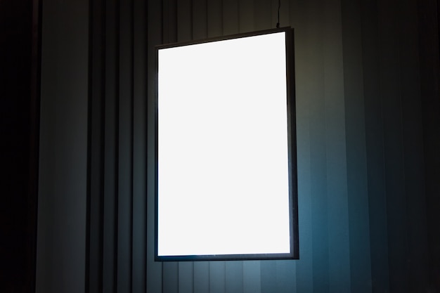 Uma caixa de luz vertical brilhante à noite