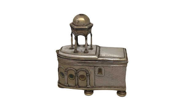 Uma caixa de prata e ouro com uma tampa de prata e uma cúpula de ouro.