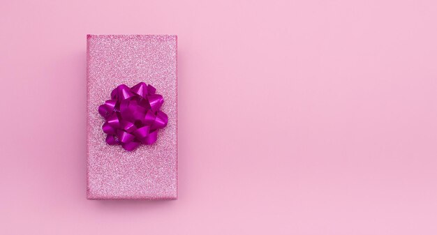 Uma caixa de presente rosa em uma caixa de presente com um grande laço
