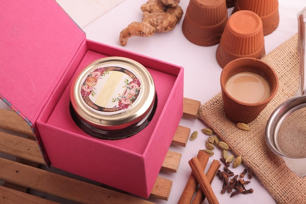 Uma caixa rosa com uma tampa que diz 'tea' on it