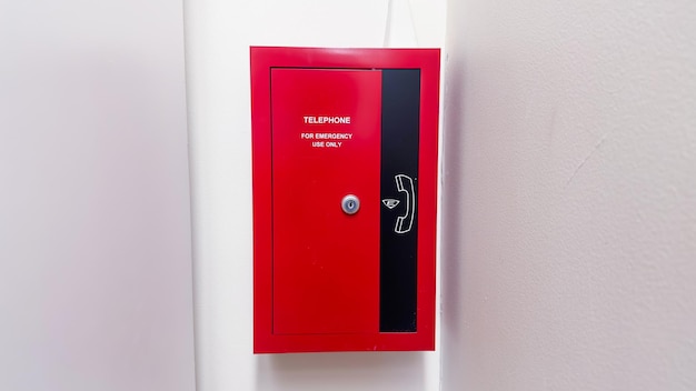 Uma caixa vermelha com um botão preto e vermelho