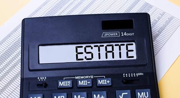Uma calculadora chamada estate está na mesa perto do relatório
