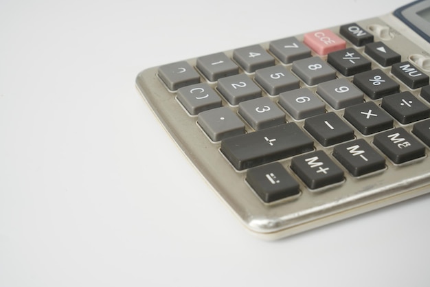 Uma calculadora velha em um fundo branco