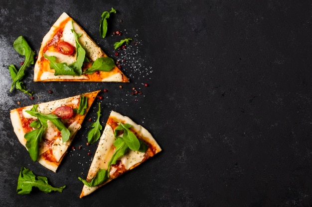 Uma camada plana de fatias de pizza com espaço de cópia