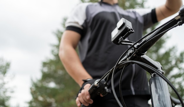 Uma câmera de ação para fotos e vídeos é instalada em uma bicicleta de esportes radicais