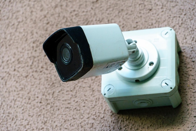 Uma câmera de vigilância moderna montada na parede de um edifício fechado Sistemas de segurança e proteção contra roubo Proteção do sistema bancário de território privado e pertences pessoais