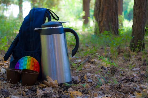 Foto uma caminhada no parque custa uma mochila térmica com xícaras e um pop para relaxar na natureza e ...
