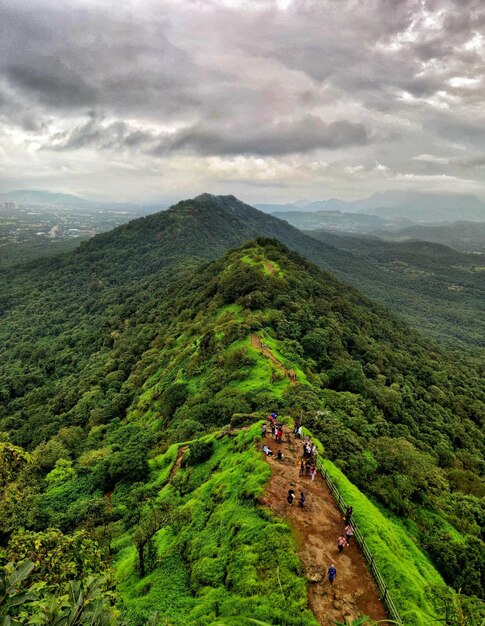 Foto uma caminhada para o forte de karnalá localizado em panvel raigad, maharashtra