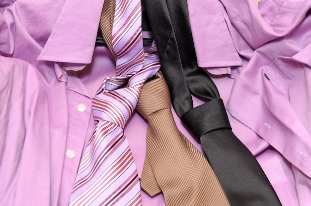 Uma camisa roxa com uma gravata e uma camisa roxa com a palavra 