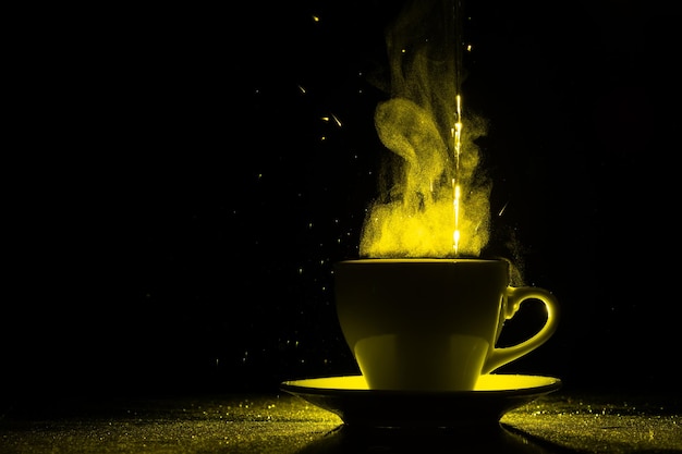Uma caneca com uma bebida quente e vapor iluminada pela luz amarela cópia espaço criativo Copo de café fumegante em um preto