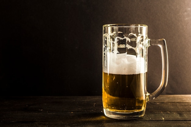 Uma caneca de cerveja na mesa.