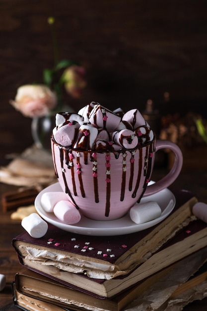 Uma caneca de chocolate quente cheia de marshmallows e polvilhada com chocolate por cima