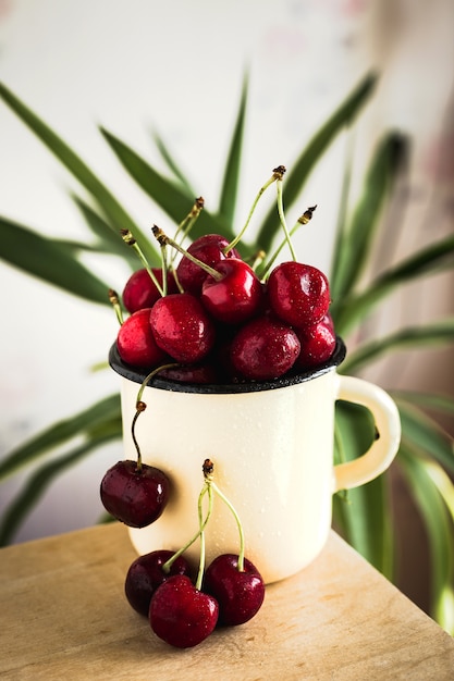 Foto uma caneca de deliciosas cerejas doces