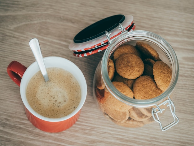 Uma caneca vermelha com biscoitos