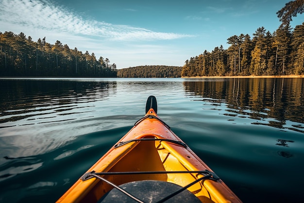 Uma canoa indo no lago