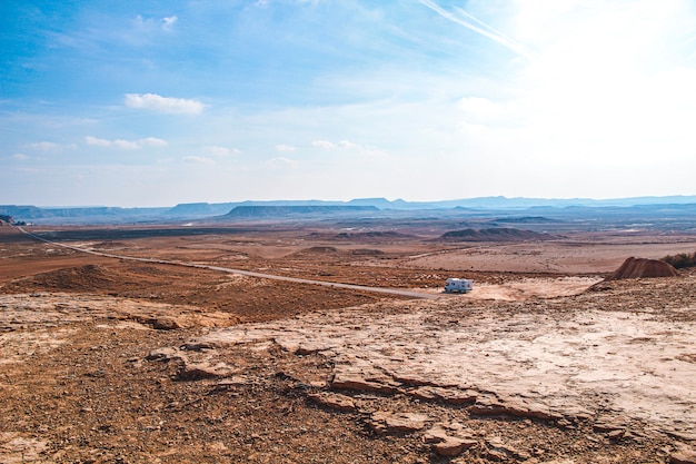 Uma caravana na estrada dos bardenas reales em navarra. espanha