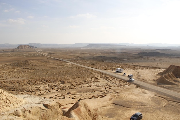 Uma caravana no longo caminho das Bardenas Reales em Navarra Espanha