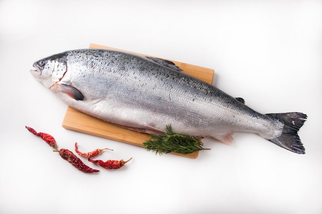 Uma carcaça inteira de salmão em uma tábua de cortar. Delícia de peixe vermelho