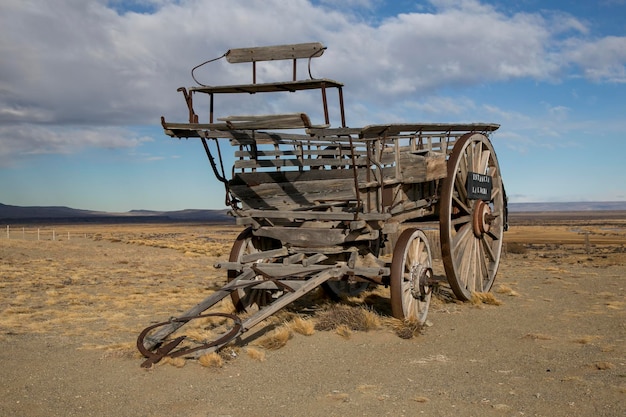 Uma carroça estacionada em um deserto com a palavra western nela.