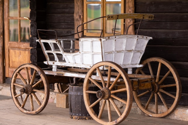Uma carruagem antiga vazia fica em um rancho no oeste selvagem