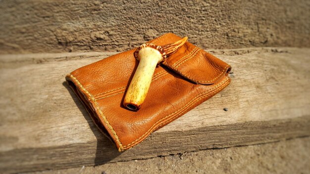 uma carteira de couro com uma etiqueta que diz'a ponta de um osso'