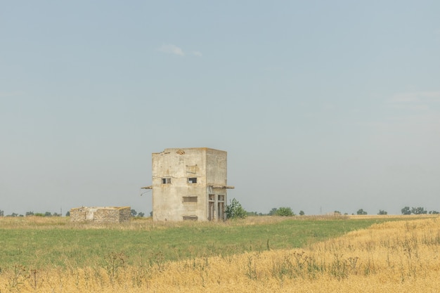 Uma casa abandonada inacabada em um campo