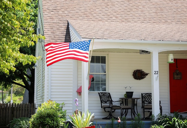 Uma casa com uma bandeira