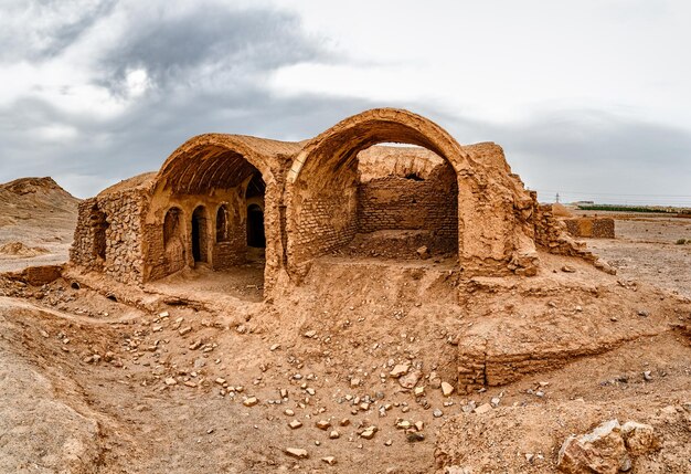 Foto uma casa com uma porta que diz o nome do deserto