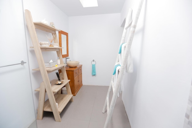 Foto uma casa de banho com uma escada e uma toalha pendurada na parede