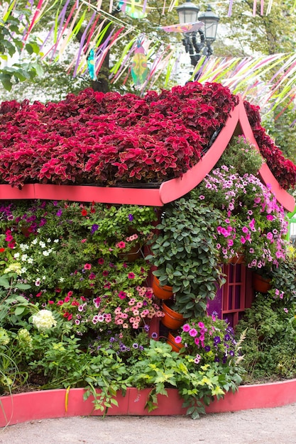 uma casa de flores no parque com um banco paisagismo decorado parque na cidade