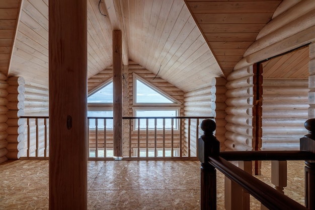 Uma casa de madeira de dois andares de dentro para fora na floresta verde de pinheiros coníferos