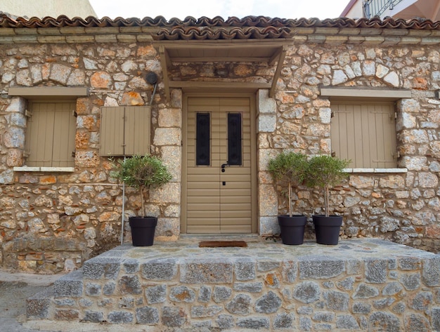 Foto uma casa de pedra tradicional na estância turística de arachova, no parnaso, na grécia