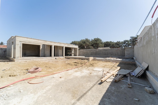 Foto uma casa em construção com um grande portão de garagem no meio.