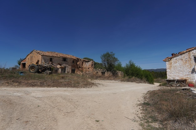 Uma casa em um campo com uma placa que diz 'la casa de la casa'