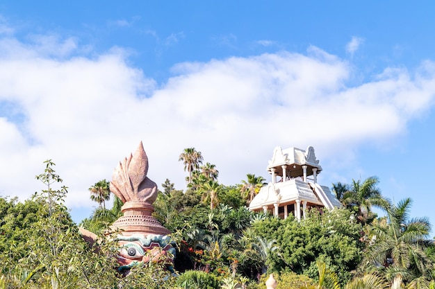 Uma casa em uma colina com a estátua de um rosto no topo.