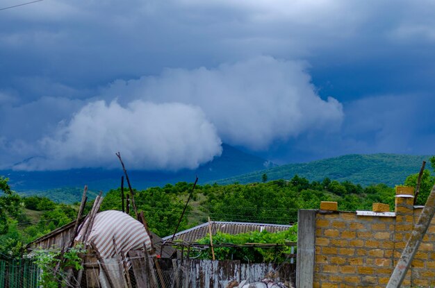 Uma casa nas montanhas com um céu escuro atrás dela