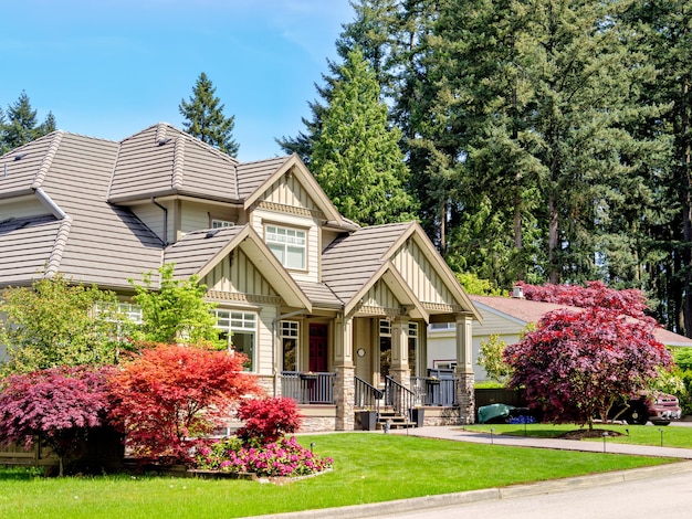 Foto uma casa residencial de luxo de bairro perfeito com gramado verde na frente